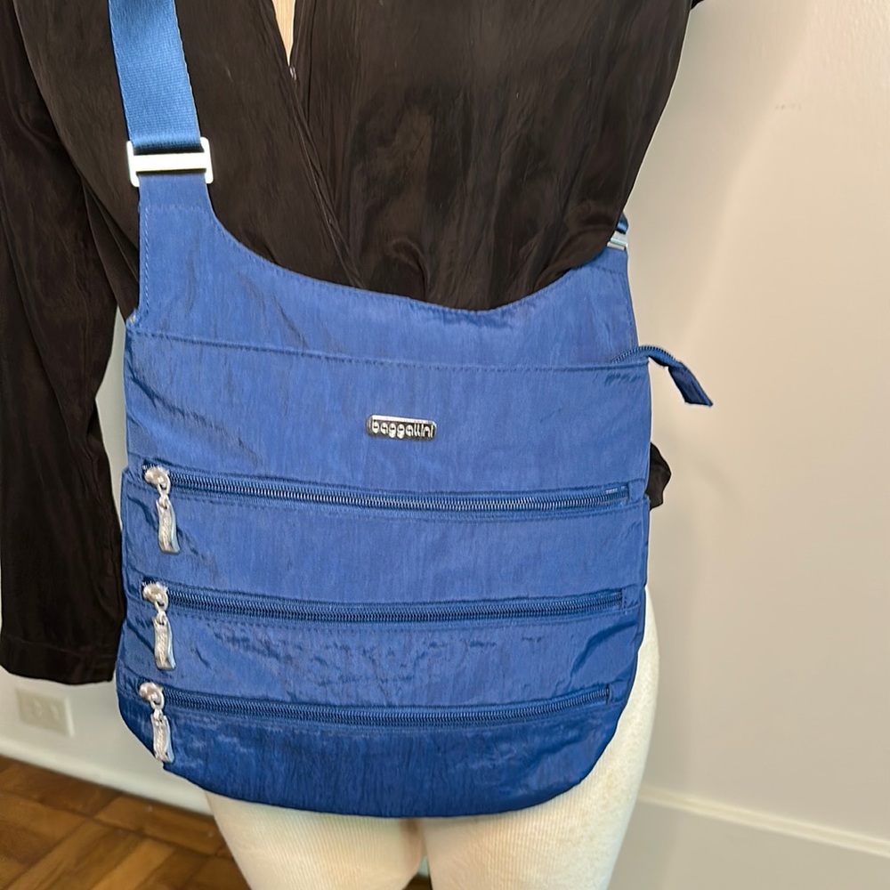 Baggallini big zipper bag blue with tan/cream interior.